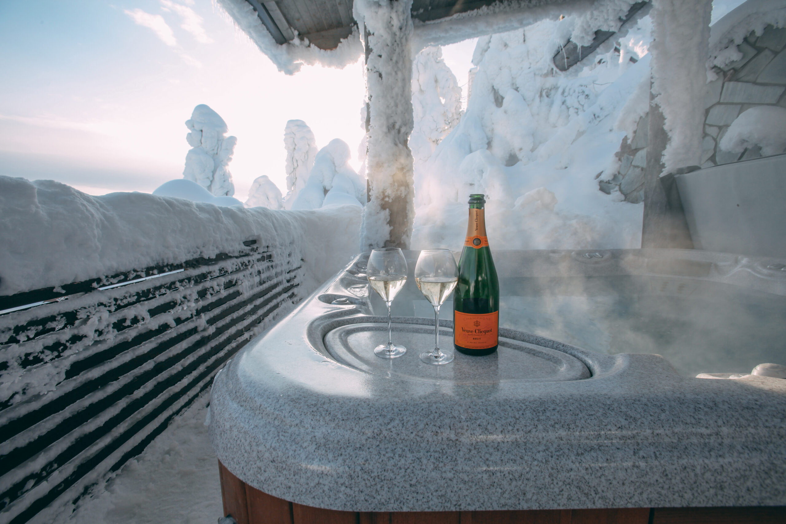 Champagne & outdoor jacuzzi